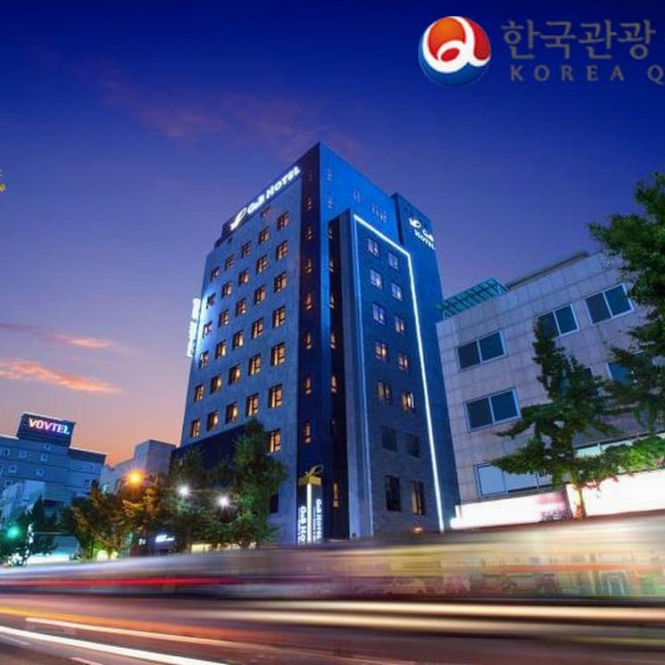 저녁 무렵 조명이 켜진 건물 외관 모습입니다.
