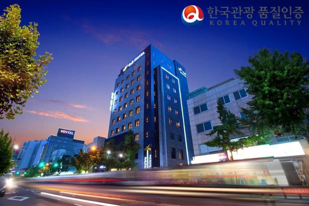 야간 도로변에 위치한 호텔 건물 외관 전경입니다.
