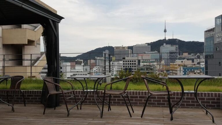 야외 테라스에서 보이는 도시와 남산타워 풍경입니다.